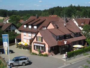 une maison avec une voiture garée devant elle dans l'établissement Zur Einkehr, à Fenken