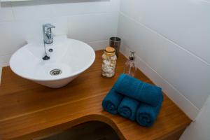 baño con lavabo y lavabo blanco en Casa Maui, en La Oliva 73 fotos más
