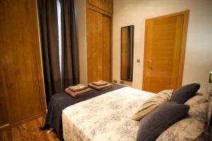 マラガにあるApartamento Mezquitilla - Centro Históricoのベッドルーム1室(ベッド1台、タオル2枚付)