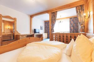 TV a/nebo společenská místnost v ubytování Bergidyll & Hotel Trofana