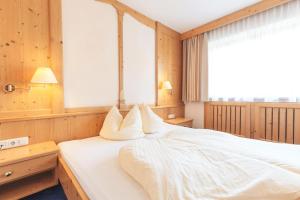 Postel nebo postele na pokoji v ubytování Bergidyll & Hotel Trofana