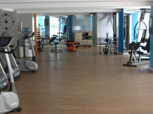 un gimnasio con muchas cintas de correr y máquinas en Beach Class Fortaleza, en Fortaleza