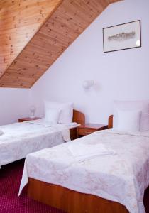 Un pat sau paturi într-o cameră la Hotel Nidzki