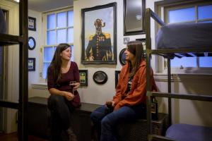 Dos mujeres están sentadas en una litera. en The Baxter Hostel, en Edimburgo
