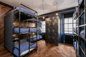 Cette chambre comprend 4 lits superposés. dans l'établissement The Baxter Hostel, à Édimbourg