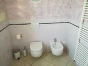 łazienka z toaletą i bidetem w obiekcie B&B Angel's Dream w mieście Porto Fuori