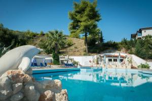 Bazén v ubytování Halkidiki Palace nebo v jeho okolí