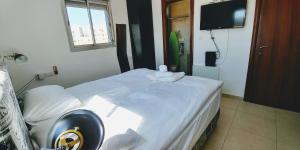 เตียงในห้องที่ Old Jaffa's Penthouse Boutique Hostel