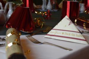 una mesa con dos tenedores y una servilleta con una servilleta en Cumberland Inn en Alston