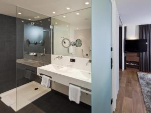 Vannituba majutusasutuses AlpenParks Hotel & Apartment Taxacher