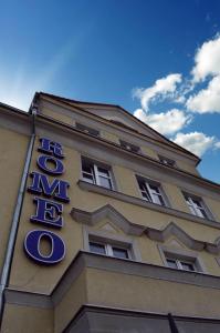 un panneau d'hôtel sur le côté d'un bâtiment dans l'établissement Villa Romeo, à Brzeg