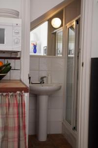 アリカンテにあるCueva con Vistaのバスルーム(洗面台、鏡付)