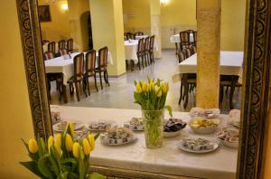 a mirror reflection of a table with food and flowers at Villa Romeo in Brzeg