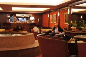 un gruppo di persone seduti nella hall di un hotel di Torre Obelisco a Buenos Aires