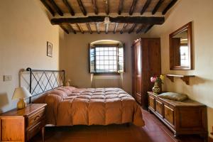 
A bed or beds in a room at I Greppi di Silli
