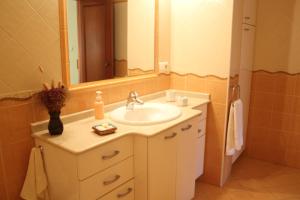 een badkamer met een wastafel en een spiegel bij Casa Rural Erretzabal Txiki in Orio