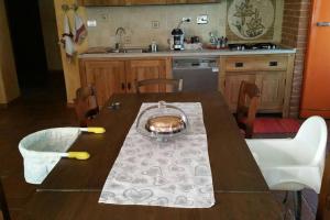 A kitchen or kitchenette at La locanda dell'artista