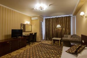 TV a/nebo společenská místnost v ubytování Klassik Hotel