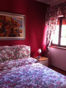 VillagraziaにあるVilletta al Mareのベッドルーム1室(ベッド1台付)が備わります。壁には絵画が飾られています。