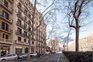 バルセロナにあるCentral and Spacious Family Apartmentの車が建物の前に停まった街道