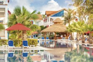 Bazén v ubytování Decameron Isleño - All Inclusive nebo v jeho okolí