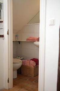 アリカンテにあるCueva con Vistaのバスルーム(トイレ、洗面台付)