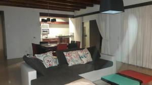 una sala de estar con un sofá y una mesa en Barrio Privado Los Sauces, en San Juan 16 fotos más
