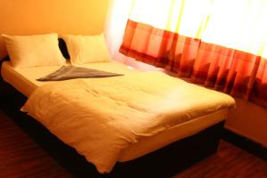 Letto o letti in una camera di Mitra Garden Inn