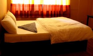 Letto o letti in una camera di Mitra Garden Inn