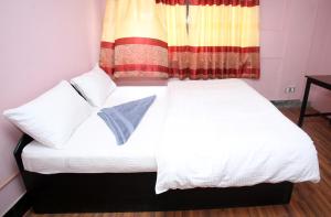 Letto o letti in una camera di Mitra Garden Inn