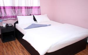 Letto o letti in una camera di Mitra Garden Inn