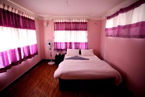 Postel nebo postele na pokoji v ubytování Mitra Garden Inn