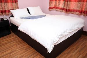 Letto o letti in una camera di Mitra Garden Inn