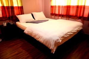Letto o letti in una camera di Mitra Garden Inn