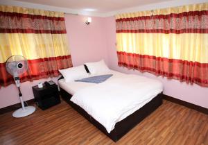 Letto o letti in una camera di Mitra Garden Inn