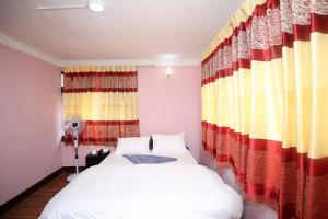 Letto o letti in una camera di Mitra Garden Inn