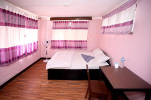 Postel nebo postele na pokoji v ubytování Mitra Garden Inn