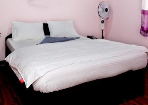 Letto o letti in una camera di Mitra Garden Inn