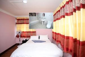Letto o letti in una camera di Mitra Garden Inn