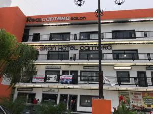 a building with a sign for a hotel at Gran Hotel Cantera La plaza in Nuevo Laredo