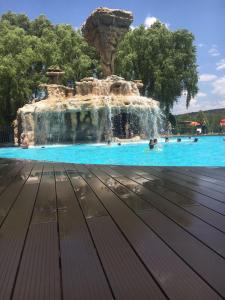 uma fonte numa piscina com pessoas nela em Camping Caravaning Cuenca em Cuenca