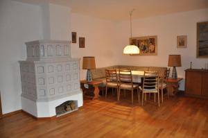 uma sala de jantar com uma mesa e uma lareira em Ferienhaus Weber em Glashütte