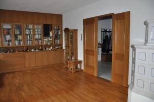 uma sala de estar com armários de madeira e pisos de madeira em Ferienhaus Weber em Glashütte