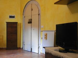 Zimmer mit einer weißen Tür und einem TV in der Unterkunft Casa Vacanze sul Gizio in Pettorano sul Gizio
