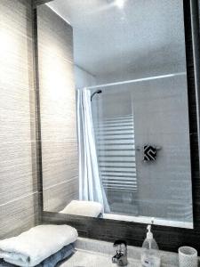 baño con espejo grande sobre lavamanos en Pacific Blue, en Concón