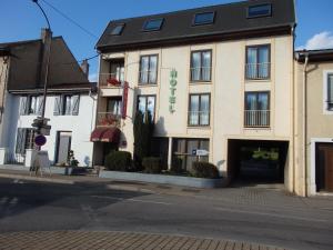 un edificio en la esquina de una calle en Hotel Castel, en Neuves-Maisons