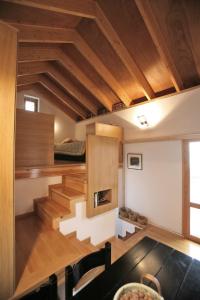ヴィジツァにあるPelion Belvedere - The Modern Cottageの木製の天井と階段(ベッド付)が備わる客室です。