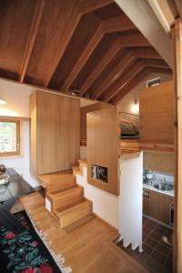 ヴィジツァにあるPelion Belvedere - The Modern Cottageのキッチン(木製キャビネット付)、