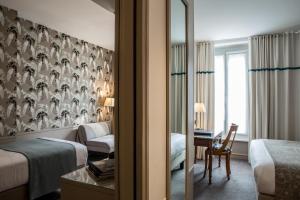 Un pat sau paturi într-o cameră la Hôtel Parc Saint-Séverin - Esprit de France