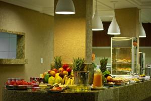 a counter with fruit on it in a kitchen at Hotel Saron in Luziânia